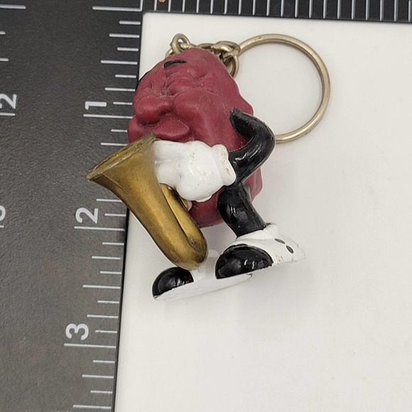 California 1987 Vintage Raisin Saxophone Player Keychain - Picture 5 of 5